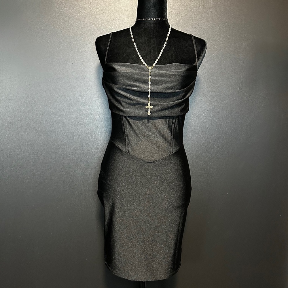 🔥 Misty Rose Black Bodycon Dress – Size M – Dark, Sleek & Dangerous 🔥